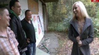 Anni Angel Von drei fremden im Wald gefickt